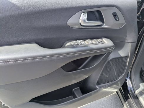 Used 2025 Chrysler Pacifica Select FWD image 15