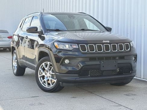 Used 2023 Jeep Compass Latitude AWD/4WD image 2