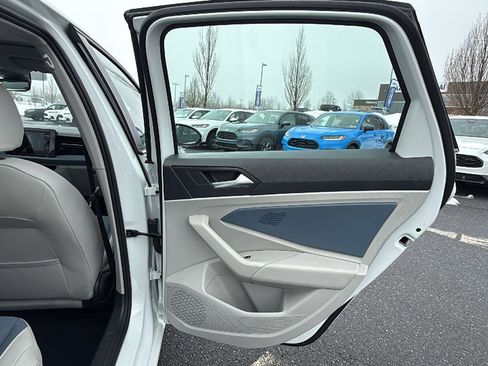 Used 2025 Volkswagen Jetta SE w/ Sunroof Package image 17