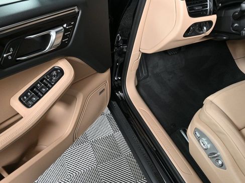 Certified 2025 Porsche Macan image 8
