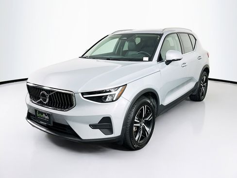 Used 2025 Volvo XC40 B5 Core image 3