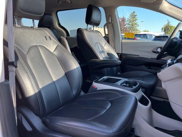 Used 2024 Chrysler Pacifica Limited FWD image 11