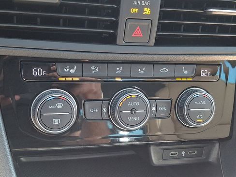 Used 2020 Volkswagen Jetta SE w/ SE Cold Weather Package FWD image 15