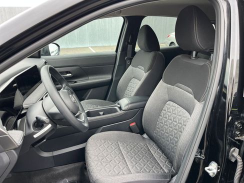 Used 2025 Nissan Kicks SV image 34