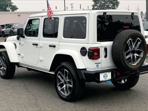 Used 2024 Jeep Wrangler Unlimited w/ Convenience Group AWD/4WD image 9