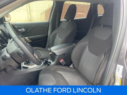 Used 2017 Jeep Cherokee Latitude FWD image 17