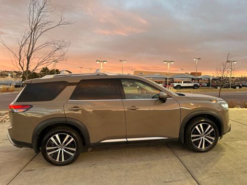 Used 2023 Nissan Pathfinder Platinum image 10