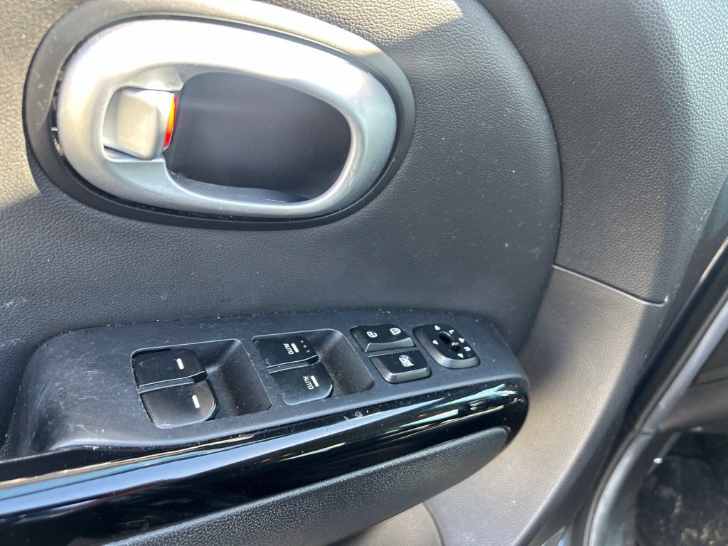 Used 2015 Kia Soul ! FWD image 11