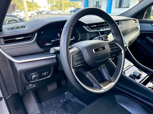 Used 2023 Jeep Grand Cherokee L Laredo image 10