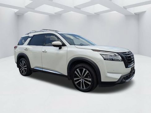 Used 2023 Nissan Pathfinder Platinum w/ Black Appearance Package AWD/4WD image 2