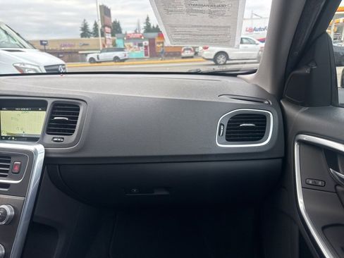 Used 2015 Volvo V60 T5 Cross Country image 11