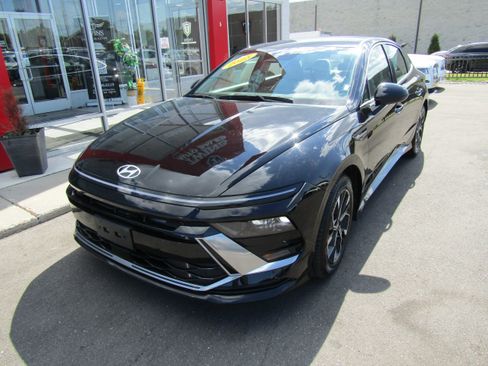 Used 2025 Hyundai Sonata SEL FWD image 2