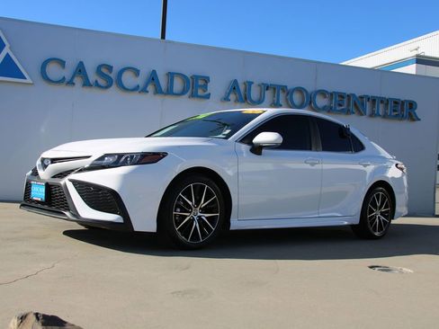 Used 2024 Toyota Camry SE image 1