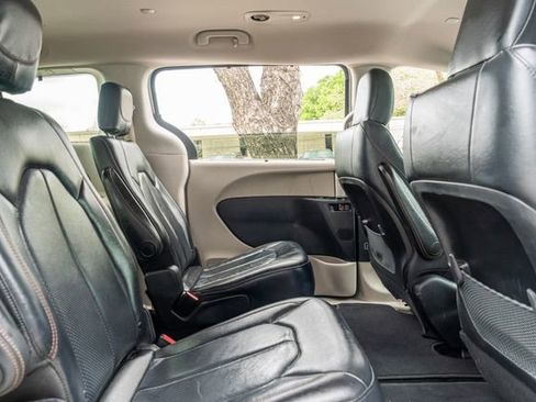Used 2019 Chrysler Pacifica Touring-L image 39