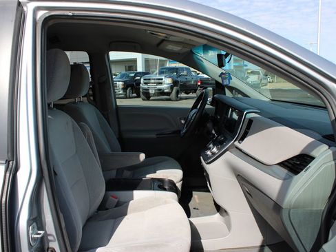 Used 2015 Toyota Sienna LE image 25