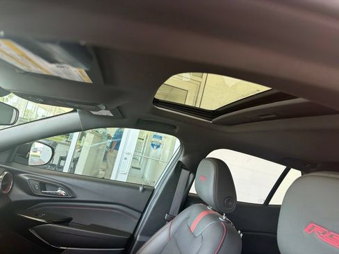 Used 2024 Chevrolet Trax RS w/ Sunroof Package FWD image 9