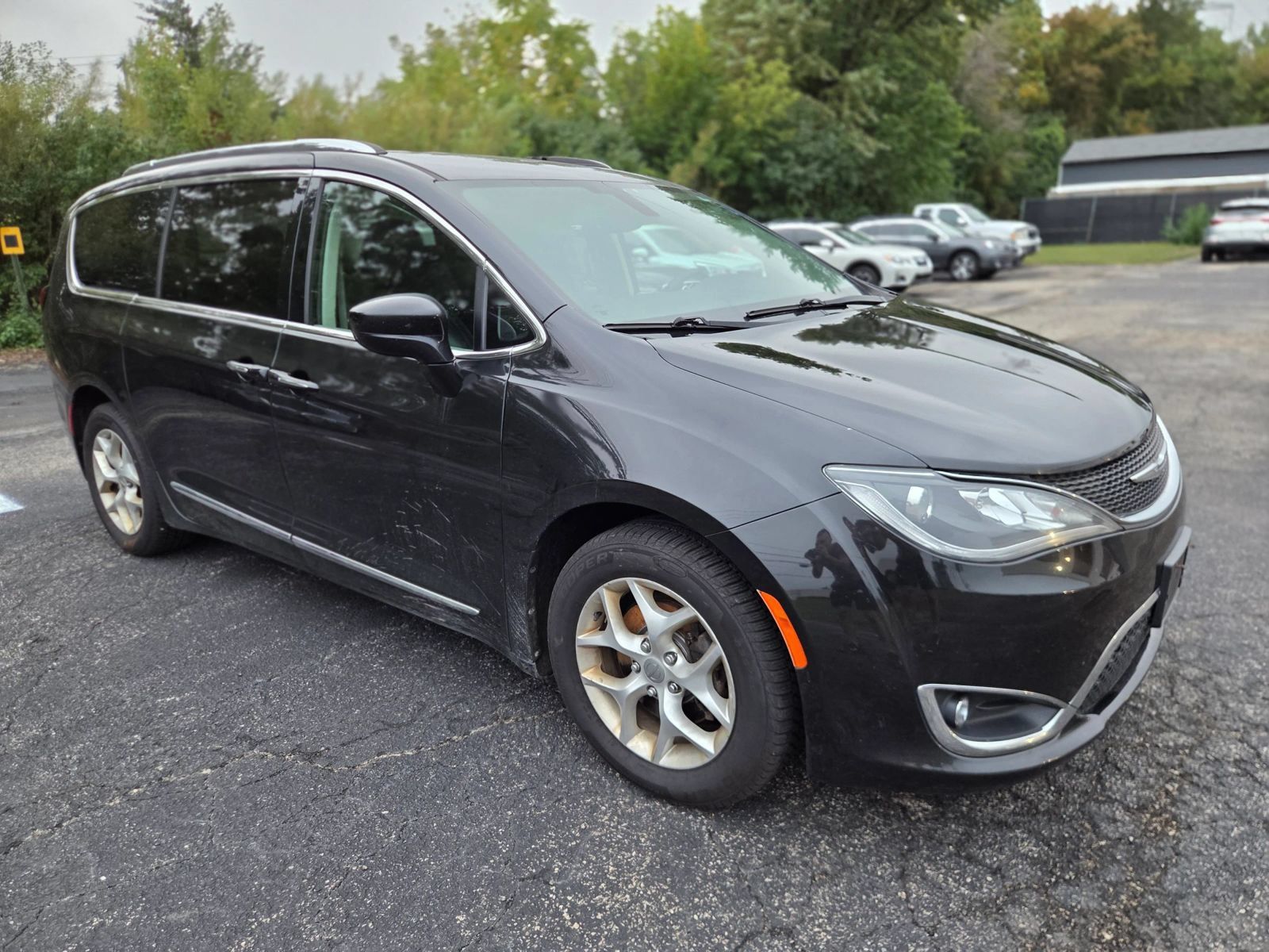 Used 2017 Chrysler Pacifica Touring-L Plus w/ Tire & Wheel Group FWD image 4