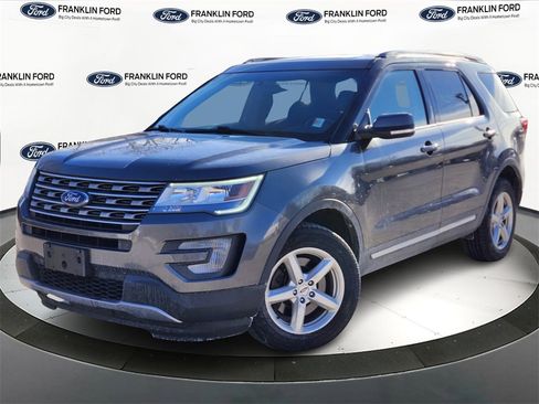 Used 2017 Ford Explorer XLT image 1