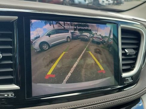 Used 2021 Chrysler Pacifica Touring-L FWD image 31