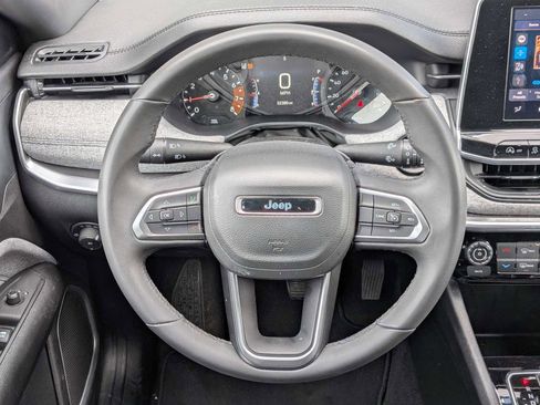 Used 2025 Jeep Compass Latitude image 20