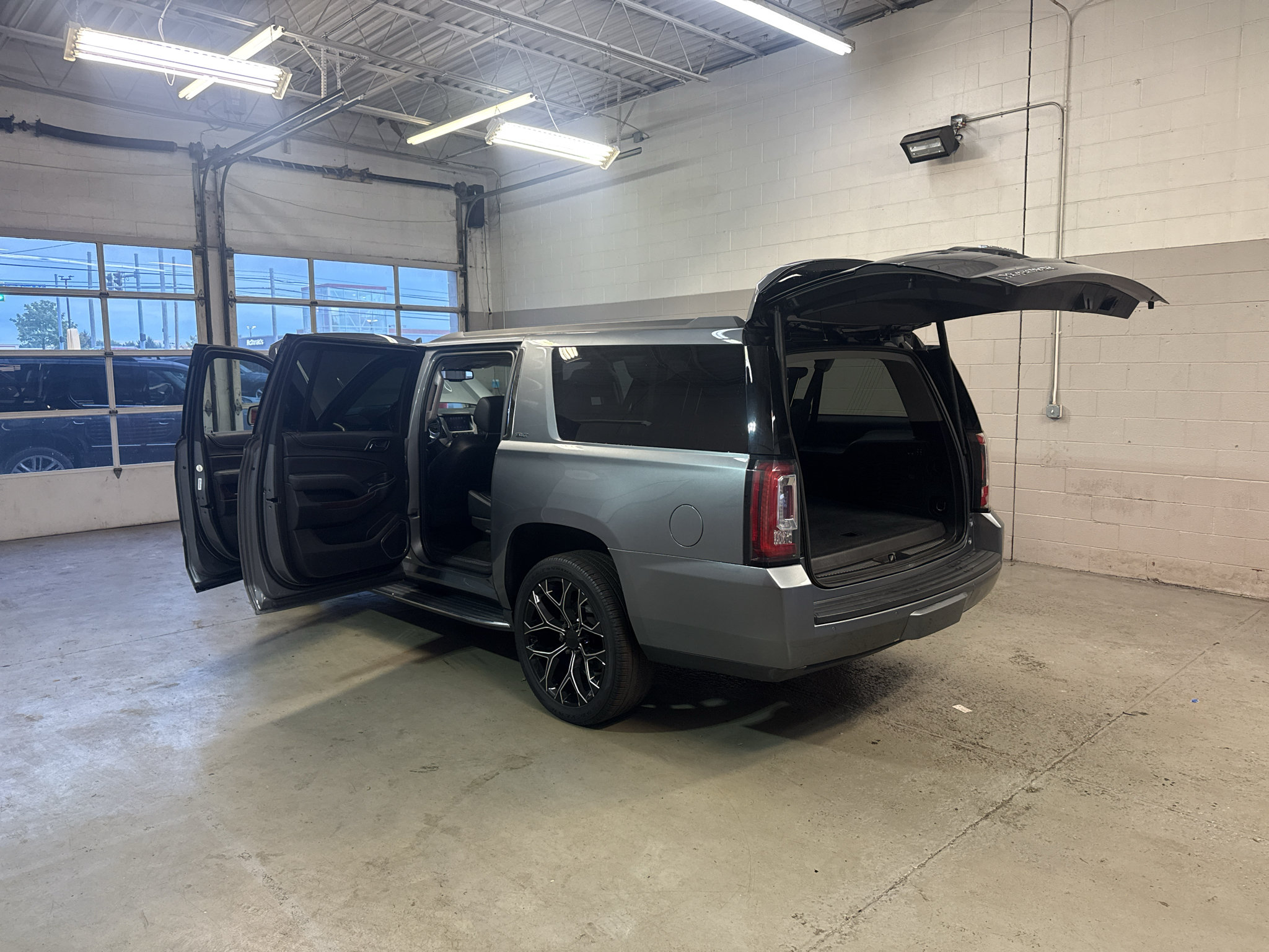 Used 2018 GMC Yukon XL SLT w/ Premium Edition AWD/4WD image 12