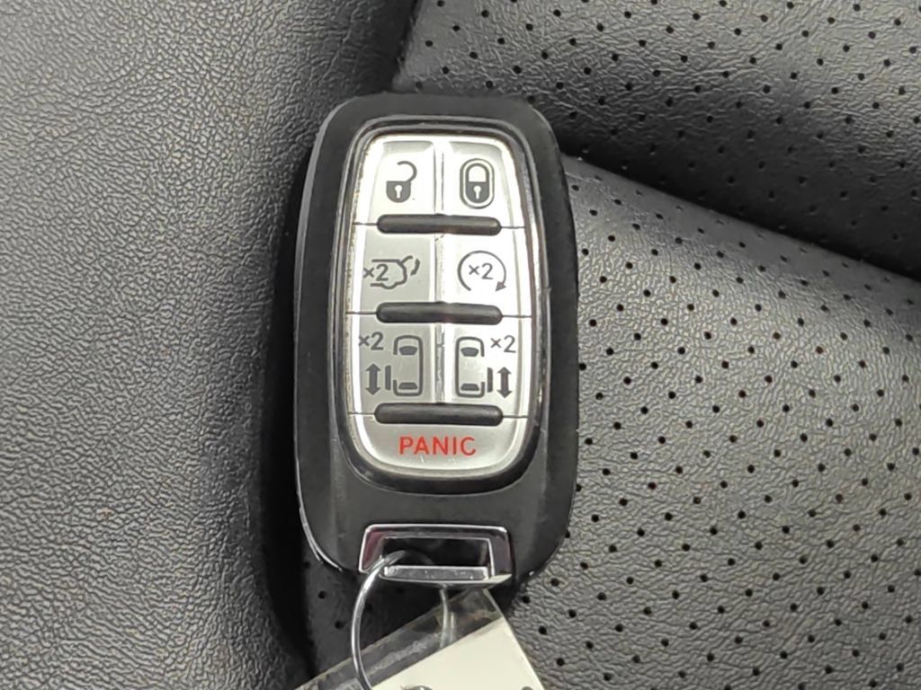 Used 2024 Chrysler Pacifica Touring-L FWD image 10