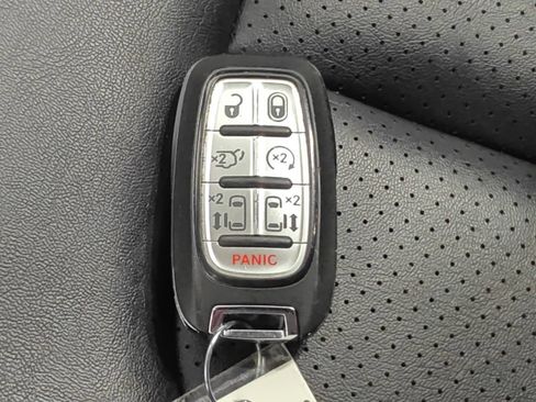 Used 2024 Chrysler Pacifica Touring-L FWD image 10