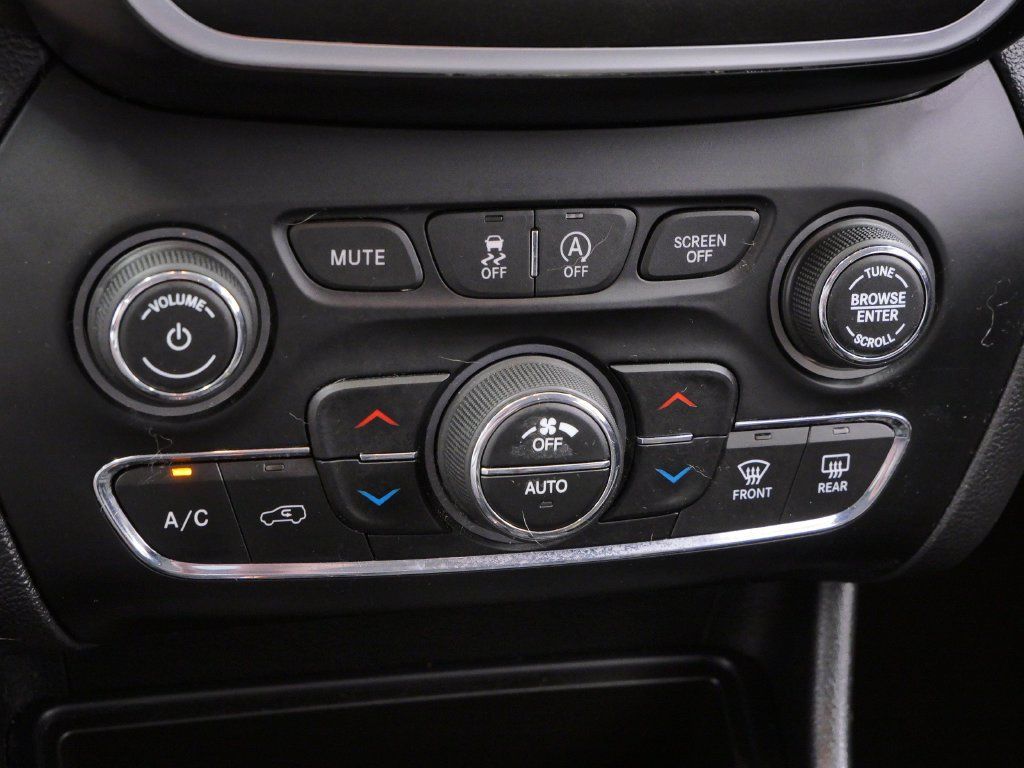 Used 2019 Jeep Cherokee Trailhawk w/ Cold Weather Group AWD/4WD image 22