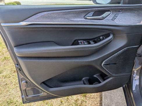 Used 2023 Jeep Grand Cherokee Overland w/ Adv Protech Group III image 11