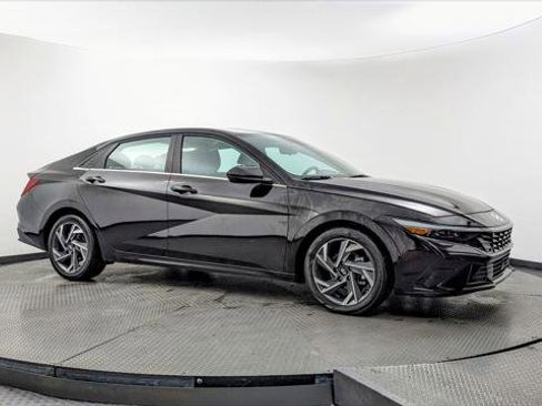 Used 2025 Hyundai Elantra SEL image 11