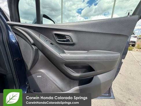 Used 2019 Chevrolet Trax LT w/ Sun & Sound Package AWD/4WD image 31