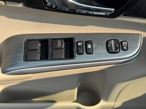 Used 2012 Toyota Camry XLE w/ Leather Pkg FWD image 21