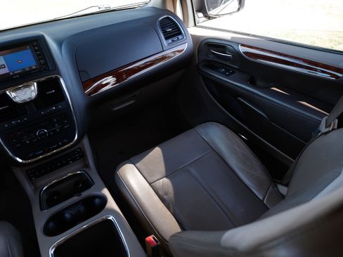 Used 2012 Chrysler Town & Country Limited image 22