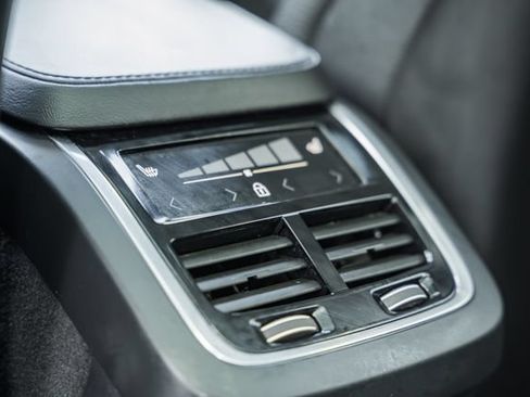 Certified 2023 Volvo XC90 B6 Plus AWD/4WD image 32