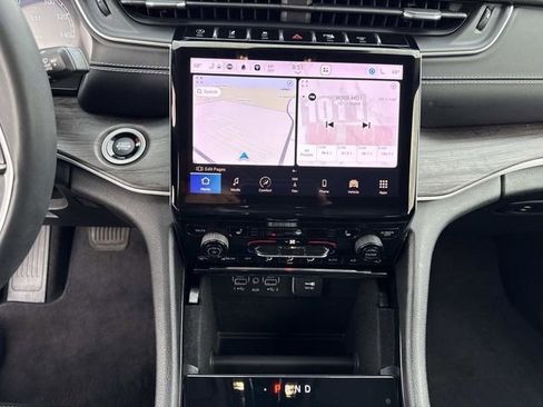 Used 2023 Jeep Grand Cherokee Limited w/ Black Appearance Package image 21