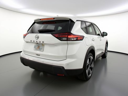 Used 2025 Nissan Rogue SV FWD image 9
