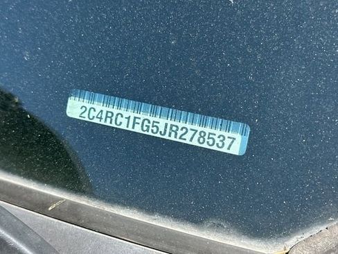 Used 2018 Chrysler Pacifica Touring Plus FWD image 4