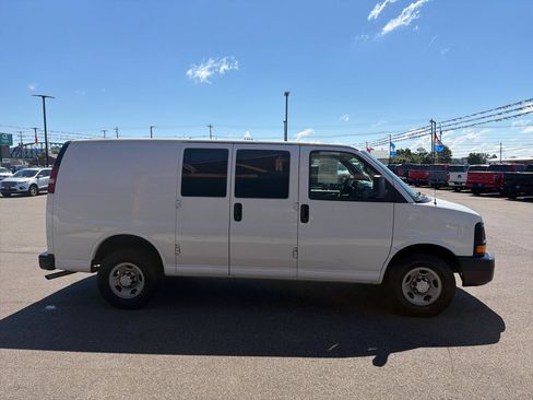 Used 2017 Chevrolet Express 2500 w/ Cold Climate Package RWD image 21