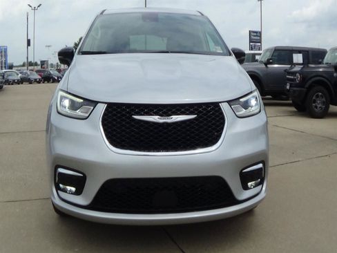 Certified 2024 Chrysler Pacifica Limited AWD/4WD image 3
