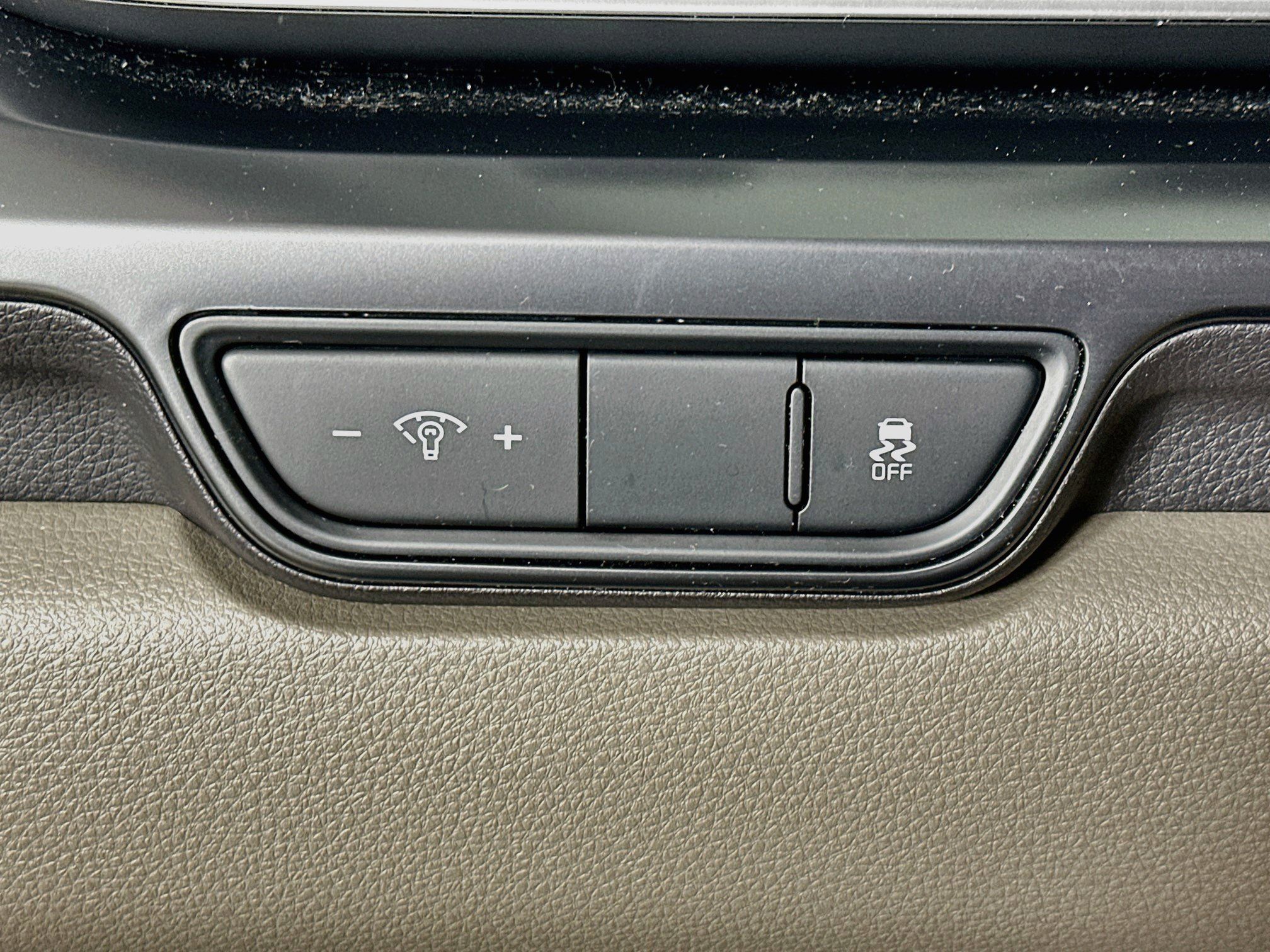 Used 2025 Kia Carnival FWD image 17