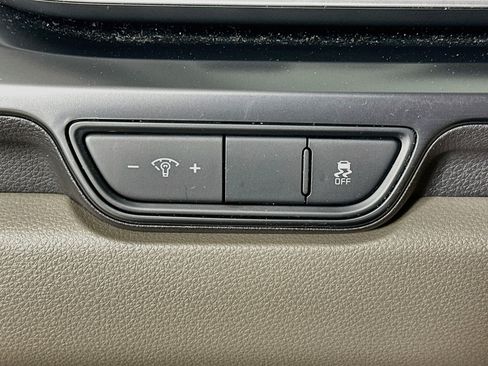 Used 2025 Kia Carnival FWD image 17