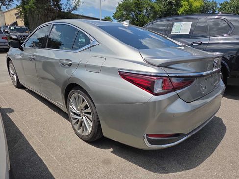 Used 2020 Lexus ES 300h Ultra Luxury w/ Accessory Package 2 FWD image 4