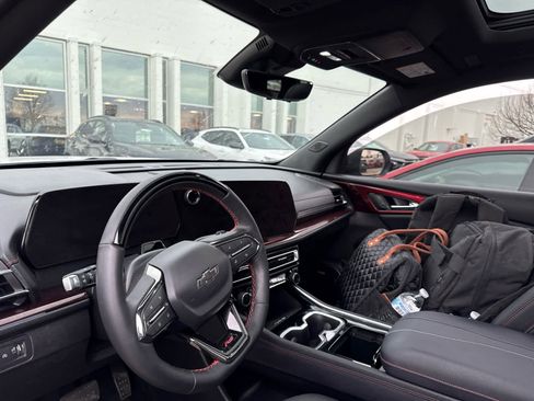 Used 2025 Chevrolet Traverse RS image 7