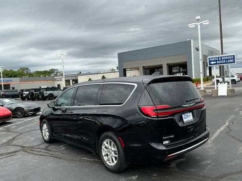 Used 2024 Chrysler Pacifica Touring-L FWD image 5