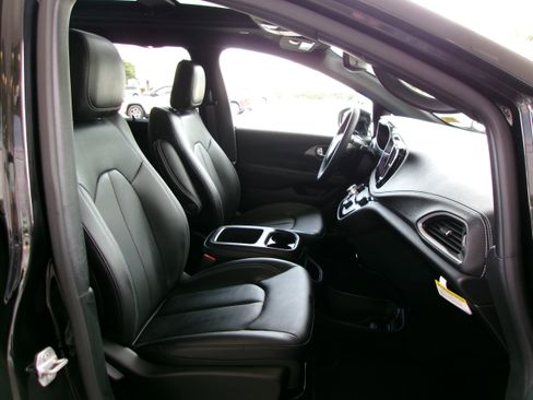 New 2026 Chrysler Pacifica Select image 21