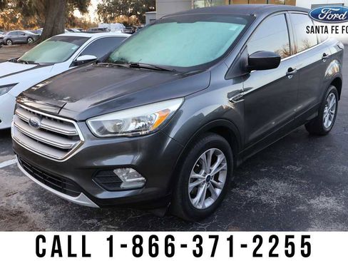 Used 2017 Ford Escape SE image 1