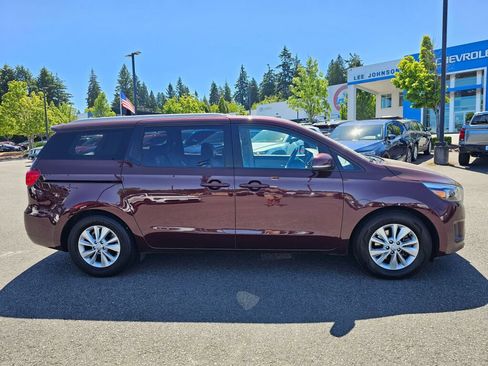 Used 2017 Kia Sedona LX w/ LX Essentials Premium Package FWD image 4