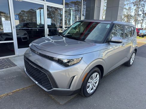 Used 2023 Kia Soul LX FWD image 2