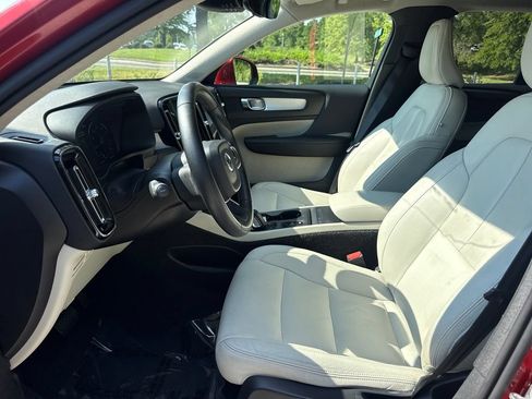 Used 2019 Volvo XC40 T4 Momentum FWD image 12