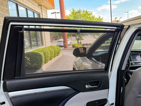 Used 2019 Toyota Highlander XLE FWD image 26